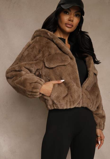 Jasnobrązowa Kurtka Futerko o Kroju Bomberki z Kapturem i Imitacją Kieszeni Awedana