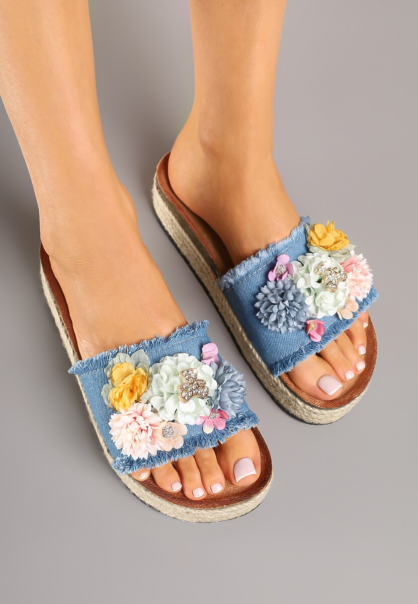 Jasnoniebieskie Klapki Ozdobione Kwiatami 3D Kinarella