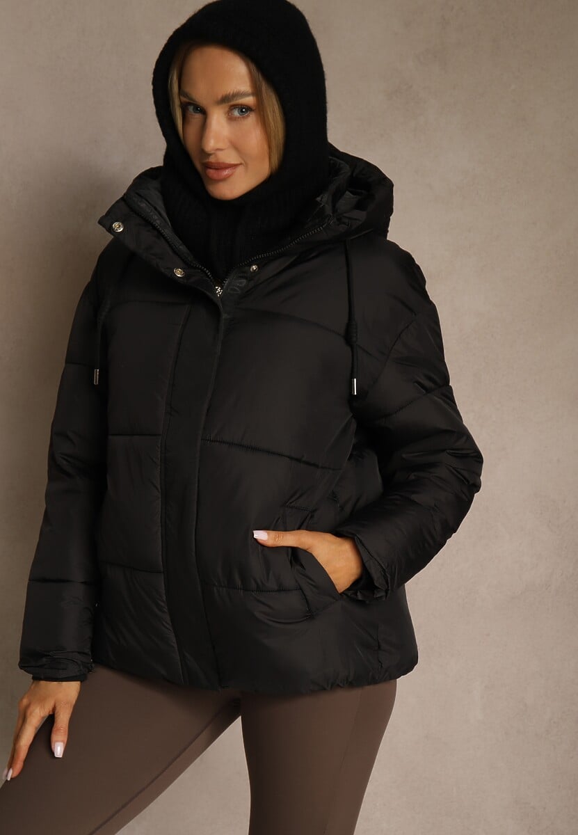 Czarna Pudełkowa Kurtka z Kapturem i Kieszeniami Zdobiona Pikowanymi Przeszyciami Issenia