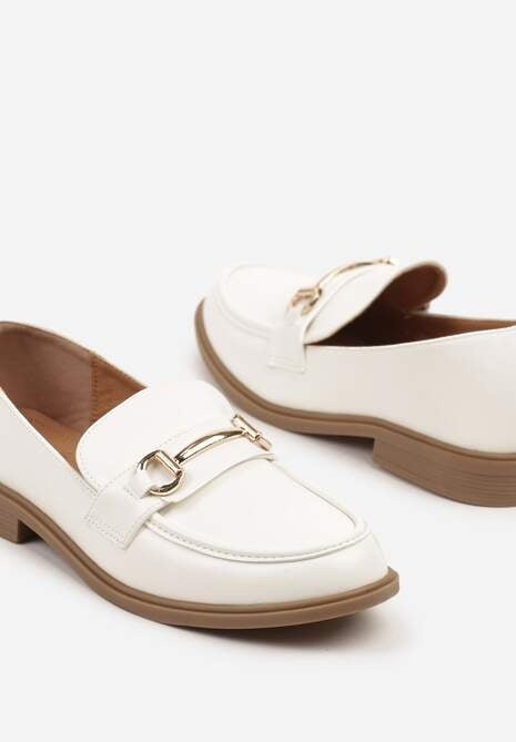 Białe Mokasyny w Klasycznym Stylu Zdobione Metaliczną Aplikacją Ralvia