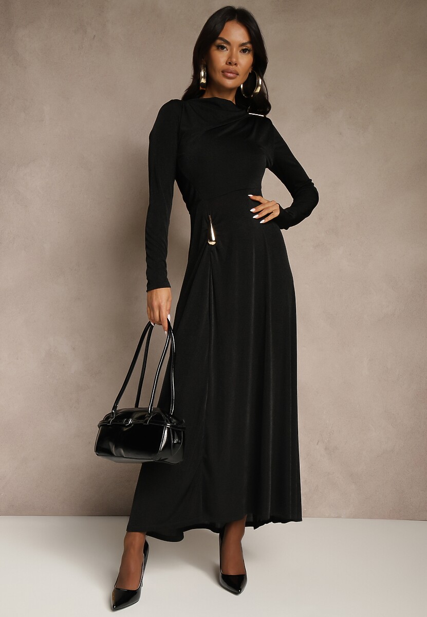 Czarna Sukienka Koktajlowa z Marszczeniem i Metaliczną Ozdobą Retanda