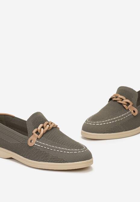 Zielone Mokasyny z Metalicznym Łańcuchem i Perforacją Mireali