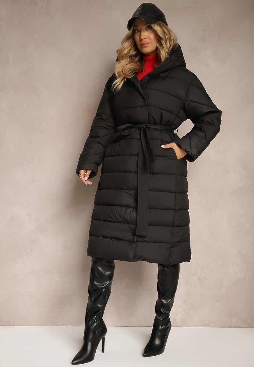 Czarna Kurtka z Pikowanym Przeszyciem i Kapturem Zapinana na Napy i Wiązana w Talii Tiliola