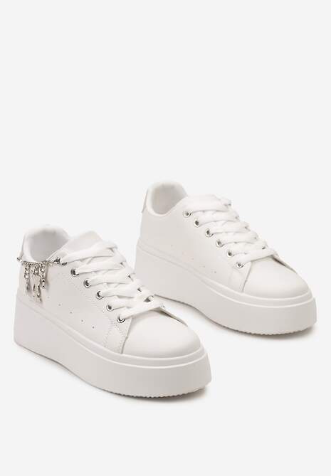 Biało-Szare Sznurowane Sneakersy z Ekoskóry na Platformie z Łańcuszkiem i Zawieszkami Salvania