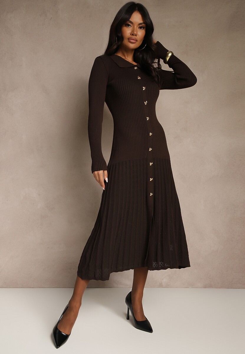 Brązowa Sweterkowa Sukienka z Wiskozy Ozdobiona Guzikami Zozeria