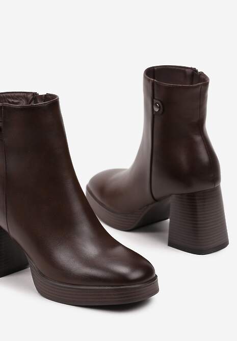 Brązowe Botki na Słupku Ozdobione Kwadratowym Noskiem Ansilena