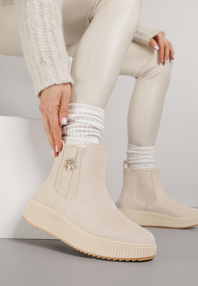 Ciemnobeżowe Botki Typu Sztyblety na Tłoczonej Platformie Zdobione Metalową Aplikacją Allecia