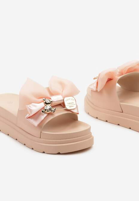 Różowe Klapki z Imitacji Skóry na Grubej Podeszwie z Kokardą i Złotą Aplikacją Timabel
