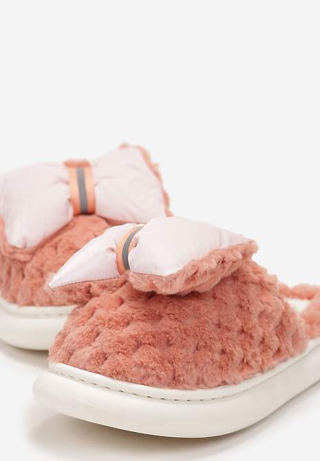 Czerwone Ciepłe Kapcie Futrzane Ozdobione Tłoczeniem i Kokardką Davelle