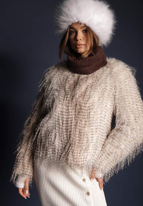 Beżowe Futerko Ozdobione Długim Włosiem Hennilis