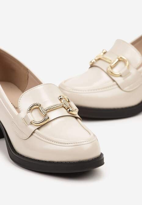 Beżowe Lakierowane Półbuty Mokasyny na Słupku Ozdobione Sprzączką Rivanell
