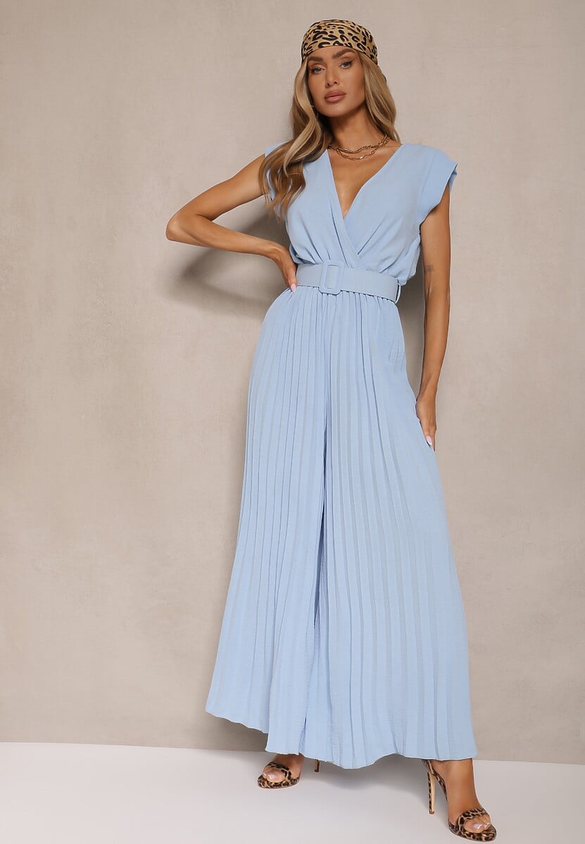 Jasnoniebieski Kopertowy Kombinezon Wide Leg Zdobiony Plisami i Paskiem z Klamrą Salirella