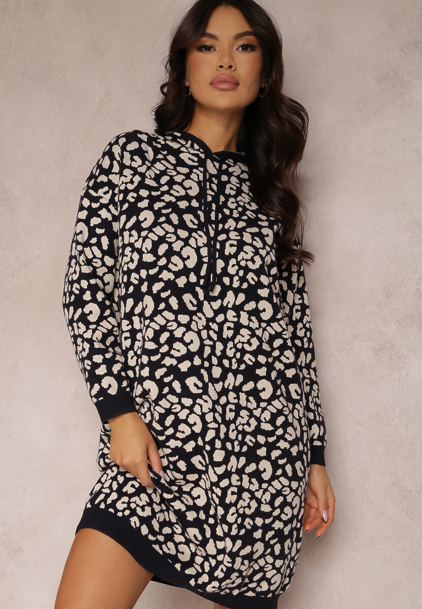 Czarno-Biała Sukienka Sweterkowa z Kapturem w Cętki Legava