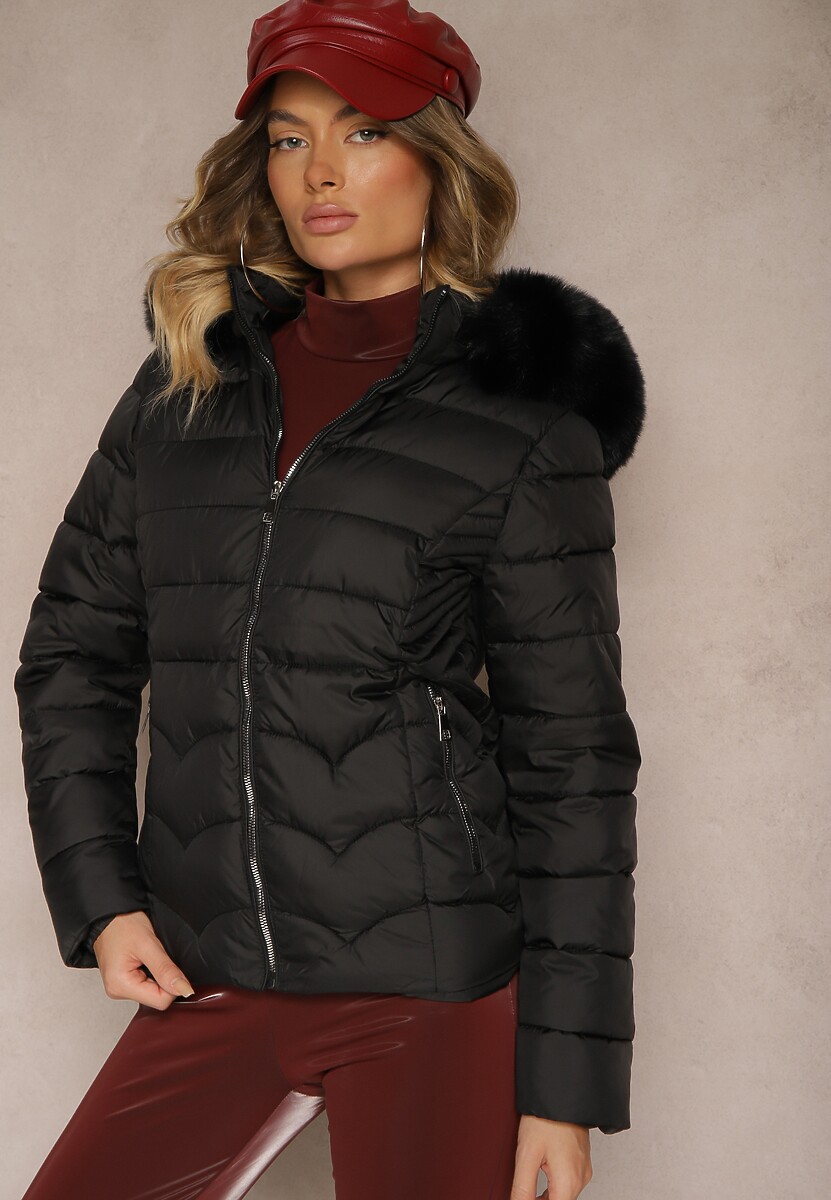 Jasnoszara Kurtka z Pikowanymi Przeszyciami i Odpinanym Kapturem Ocieplana Futrem Reanara