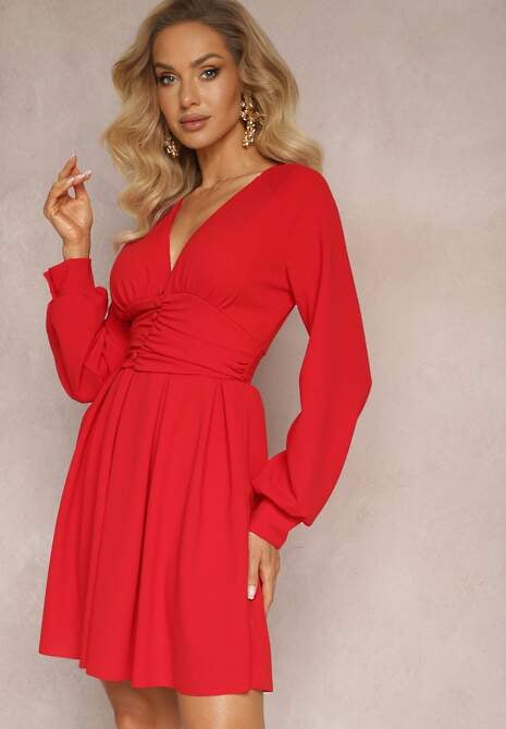 Czerwona Sukienka Mini z Trójkątnym Dekoltem i Marszczoną Talią Ozdobiona Guzikami Bulwina