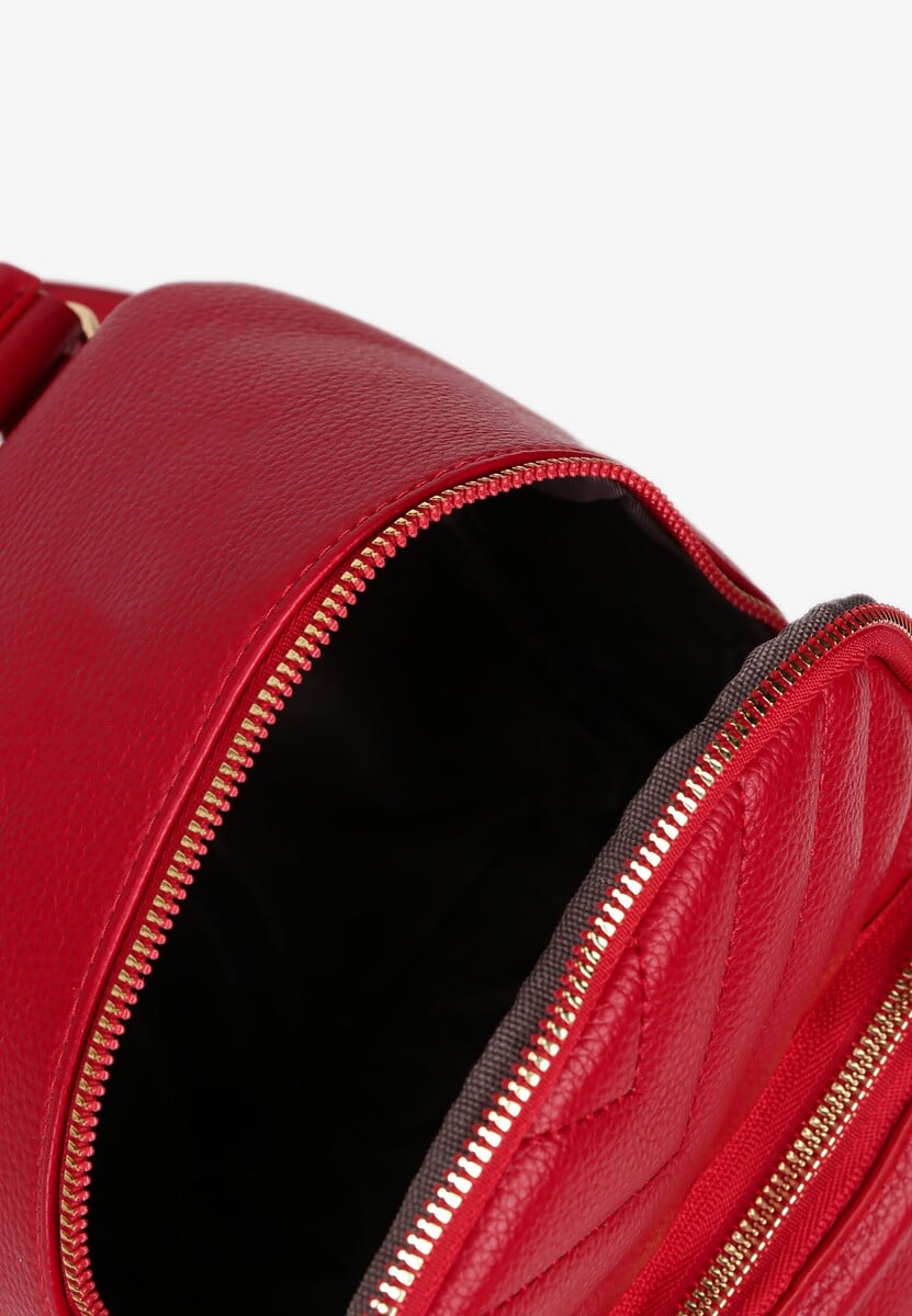 Czerwony Plecak Ozdobiony Łańcuszkiem i Pikowaniem Kolaggia