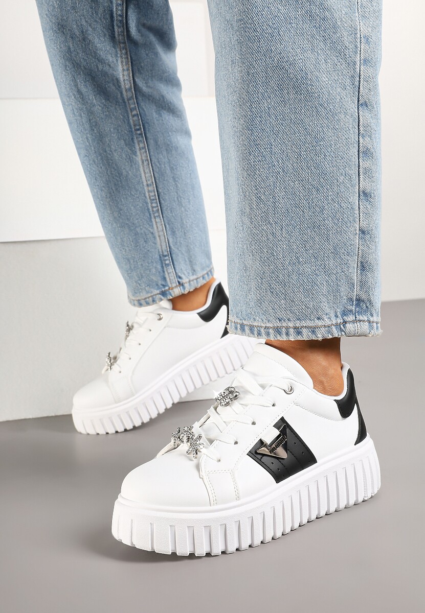 Biało-Czarne Sneakersy na Tłoczonej Platformie z Metalicznymi Ozdobami Eleanilia