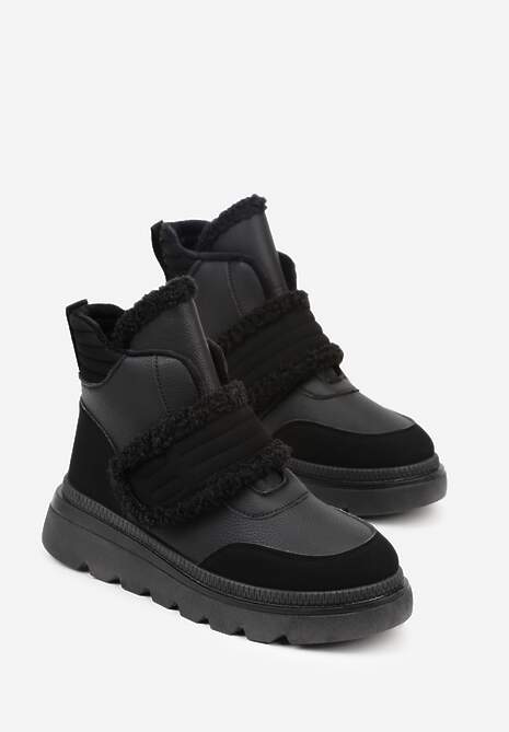 Czarne Śniegowce Ozdobione Futerkiem i Przeszyciami Newelara