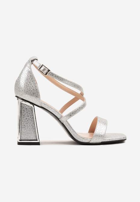 Srebrne Sandały na Słupku Metaliczną Aplikacją Finadoria