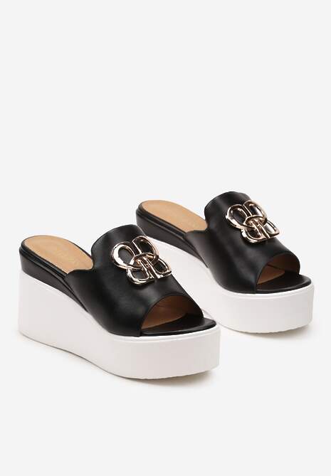 Czarne Klapki Ozdobione Złotą Klamrą na Platformie i Koturnie Neonbia