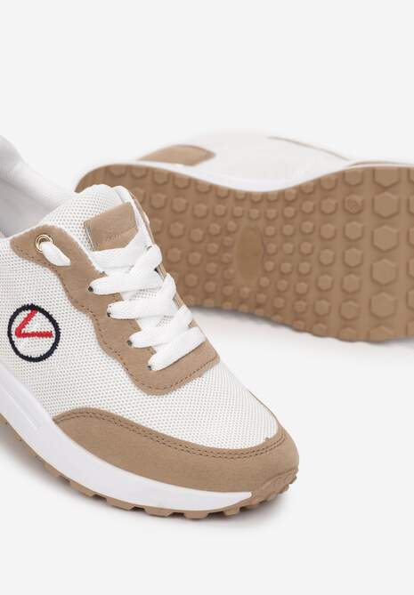 Beżowe Sneakersy z Haftowaną Naszywką i Metaliczną Wstawką Elnara