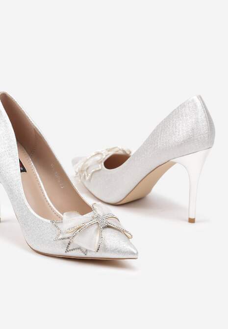 Srebrne Szpilki z Brokatowym Połyskiem i Szpiczastym Noskiem Zdobionym Kokardą Itteleina