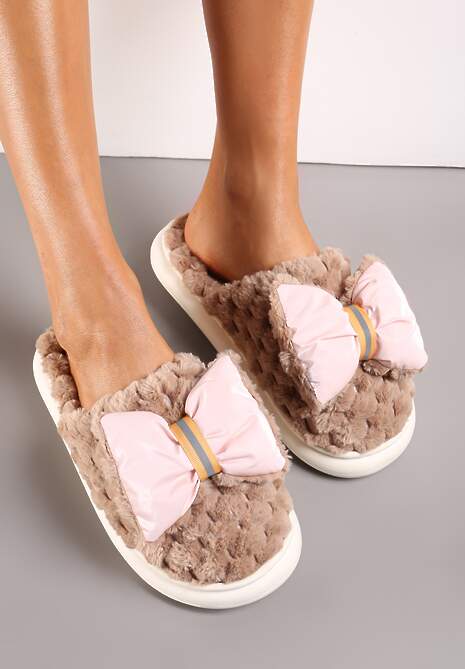 Ciemnobeżowe Ciepłe Kapcie Futrzane Ozdobione Tłoczeniem i Kokardką Davelle