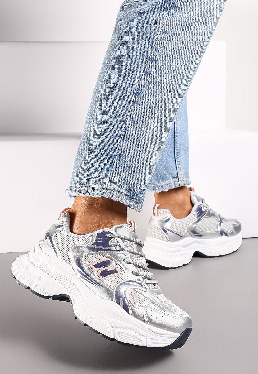 Srebrne Sneakersy na Grubej Podeszwie z Ozdobną Naszywką Svante