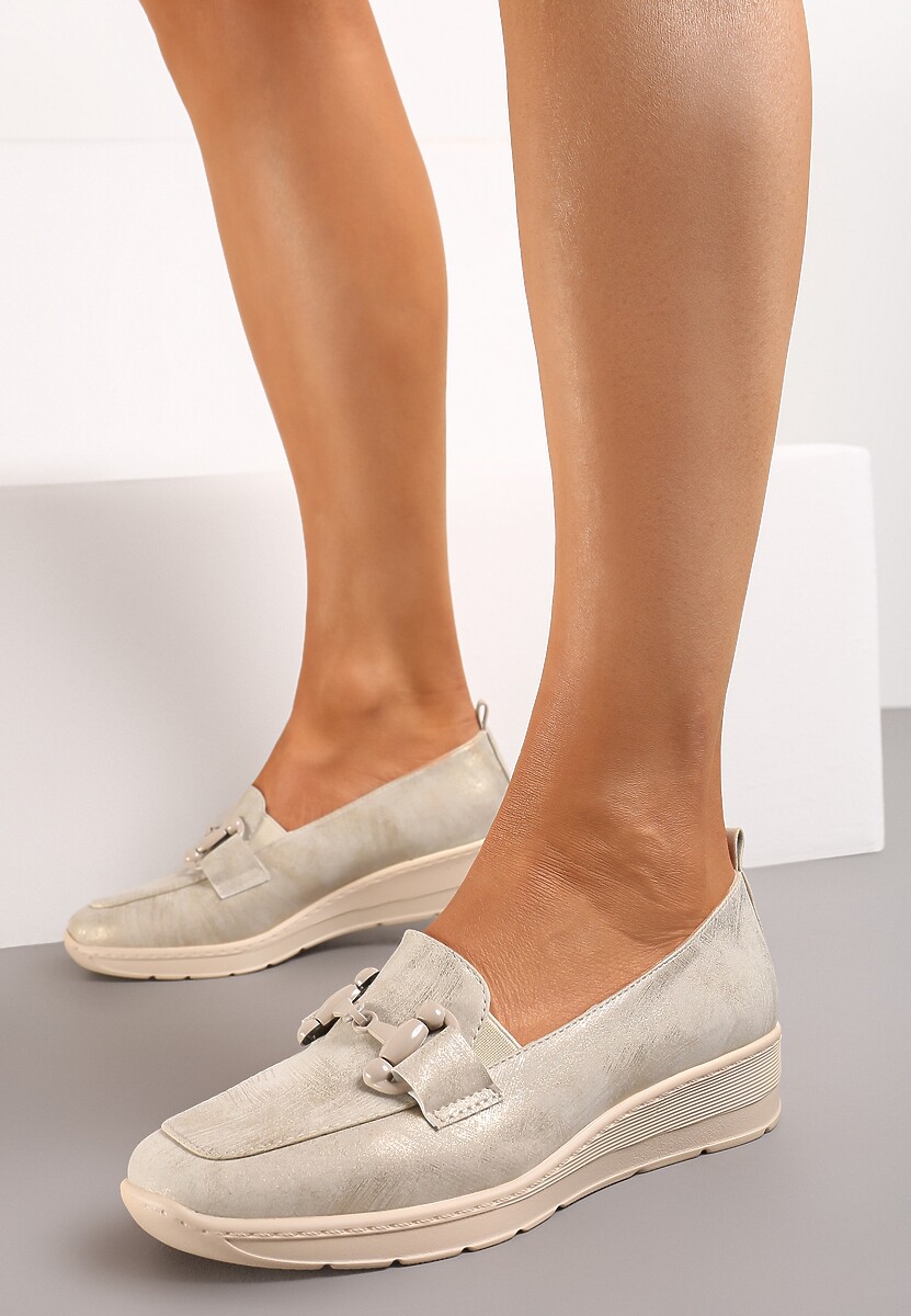 Złote Półbuty na Płaskiej Podeszwie z Wkładką ze Skóry Naturalnej Ozdobione Klamrą Kaiadia