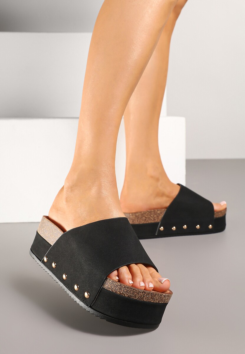 Czarne Klapki na Grubej Podeszwie z Ozdobnymi Nitami Emritia