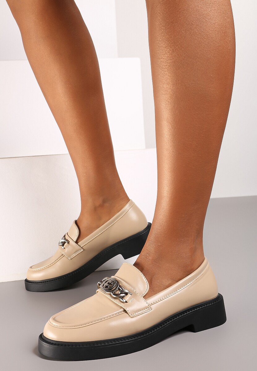 Beżowe Mokasyny na Płaskiej Podeszwie Ozdobione Łańcuchem Nevalora