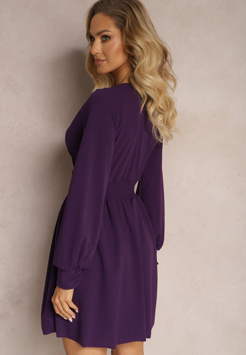 Fioletowa Sukienka Mini z Trójkątnym Dekoltem i Marszczoną Talią Ozdobiona Guzikami Bulwina