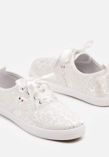 Białe Tenisówki Ozdobione Kwiatami Telesiena