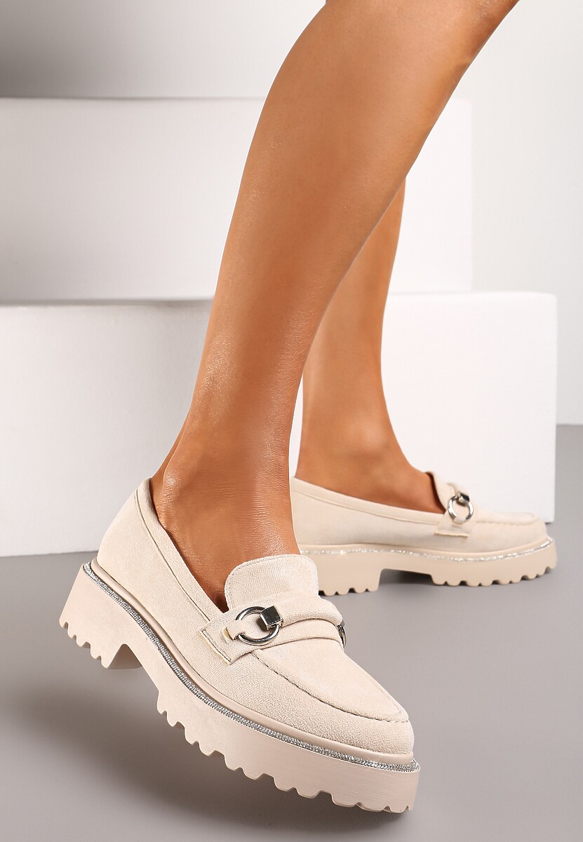 Beżowe Mokasyny z Ekozamszu z Cyrkoniami Wokół Podeszwy i Dekoracyjną Klamrą Corvina