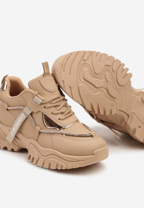 Ciemnobeżowe Sneakersy na Platformie z Tłoczeniem ze Sznurowaniem Ozdobione Napisem i Cyrkoniami Zinura