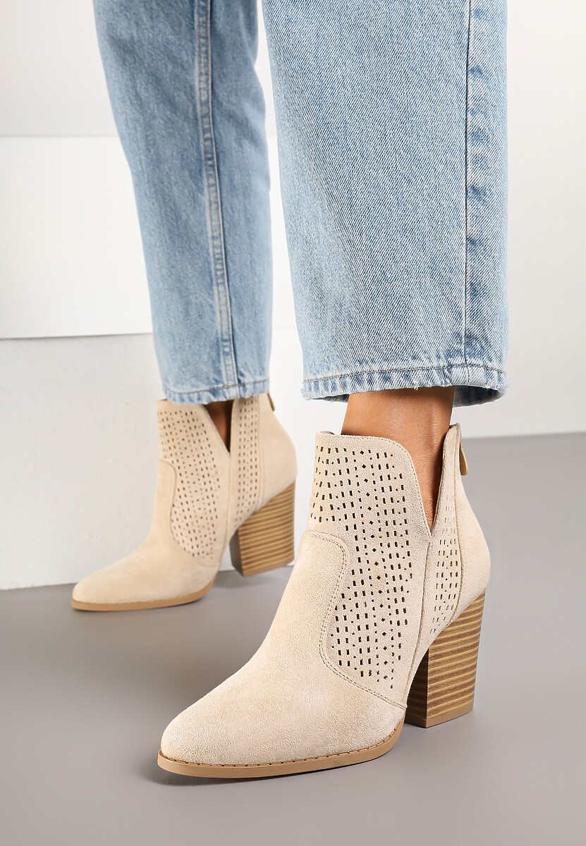 Beżowe Botki na Słupku Ozdobione Wycięciem z Boku Dolirista