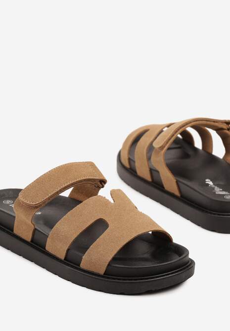 Ciemnobeżowe Klapki Ozdobione Wycięciami Novariella