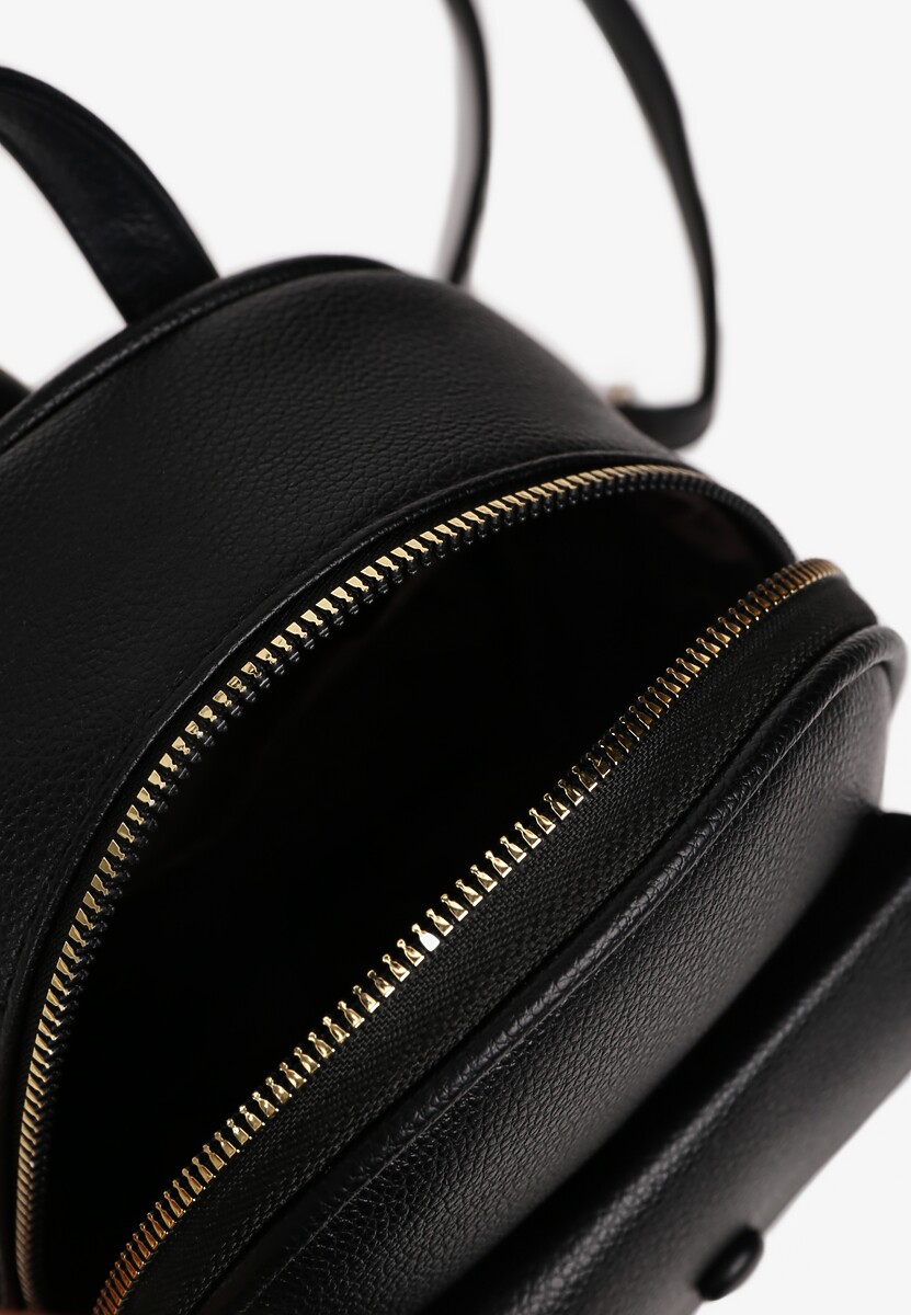 Czarny Plecak z Regulowanymi Odpinanymi Paskami i Ozdobną Kieszonką na Magnes Nelvera