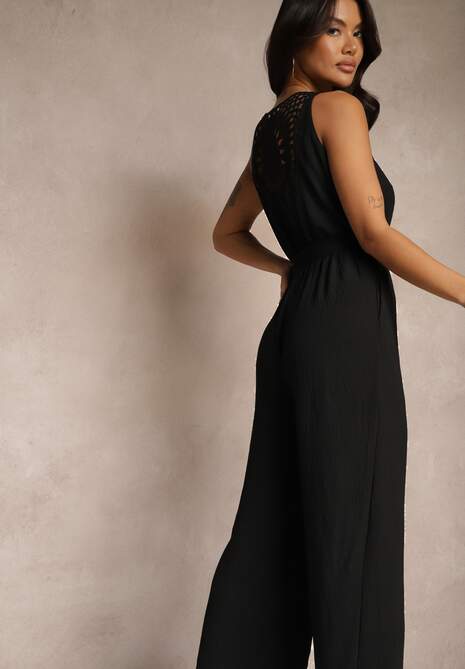 Czarny Szeroki Kombinezon o Kopertowym Kroju z Ażurowym Zdobieniem Olisena
