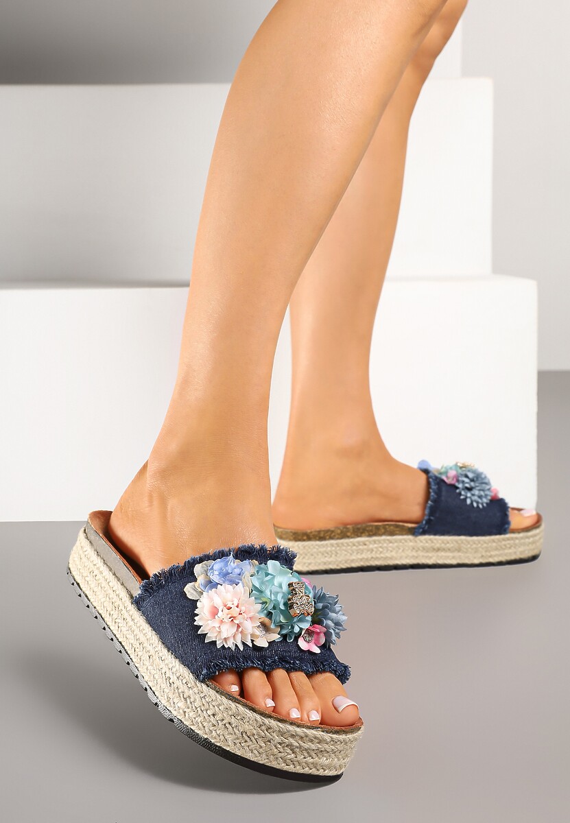 Granatowe Klapki Ozdobione Kwiatami 3D Kinarella