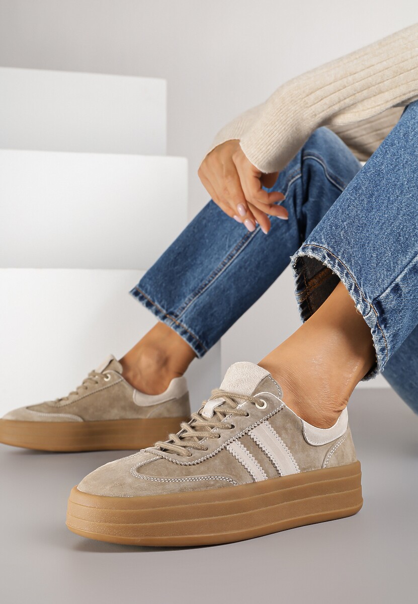 Ciemnobeżowe Sneakersy Zamszowe na Platformie ze Skórzaną Wkładką Ozdobione Paskiem Adivrie