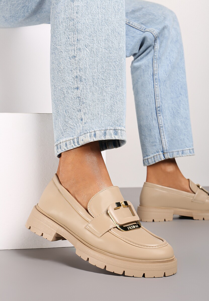 Beżowe Mokasyny na Płaskiej Podeszwie Ozdobione Metaliczną Aplikacją Evalith