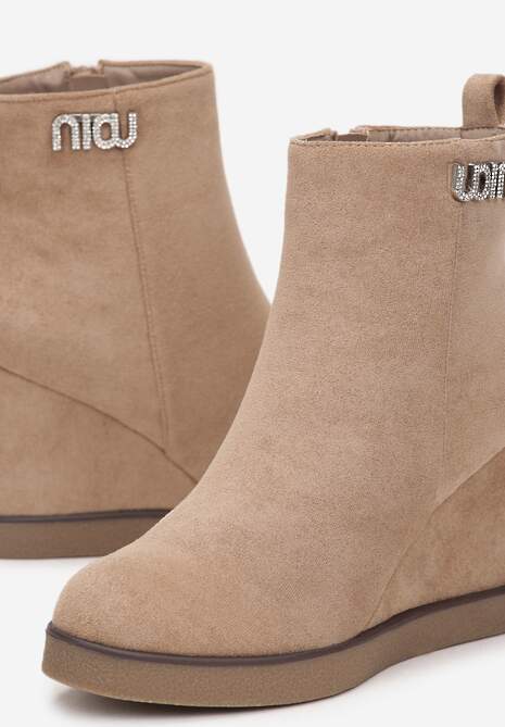 Ciemnobeżowe Botki z Ozdobą z Cyrkoniami Osadzone na Koturnie Calgrana