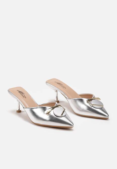 Srebrne Klapki na Niskiej Szpilce z Metaliczną Aplikacją Freeama