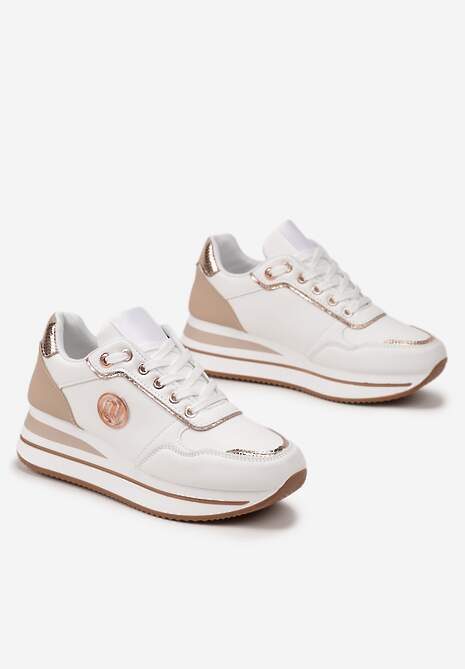 Biało-Szampańskie Sneakersy z Okrągłą Naszywką i Platformą Viliera