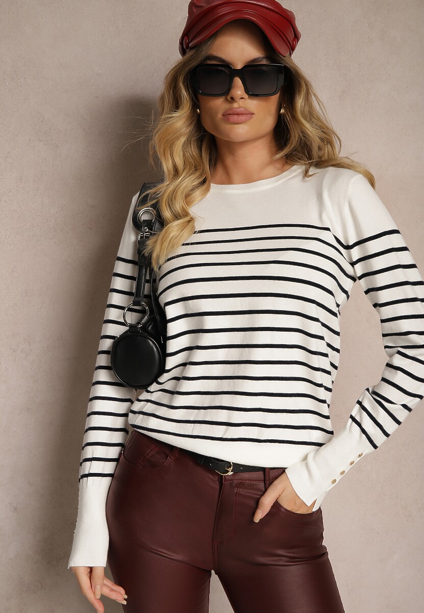 Biały Sweter z Wiskozą Bawełną z Nitami w Paski Vitita