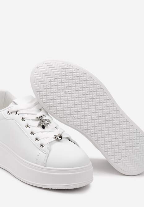 Biało-Srebrne Sneakersy na Platformie z Metalowymi Zawieszkami i Cyrkoniami Nioko