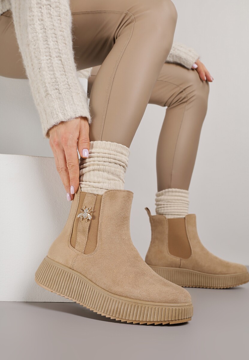 Ciemnobeżowe Botki Typu Sztyblety na Tłoczonej Platformie Zdobione Metalową Aplikacją Allecia