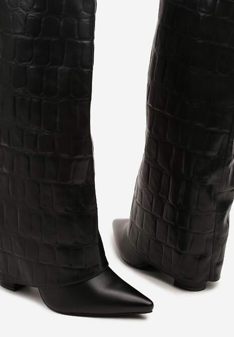 Czarne Kozaki na Słupku Ozdobione Klamrą i Wywiniętą Cholewką z Tłoczeniem Latelia