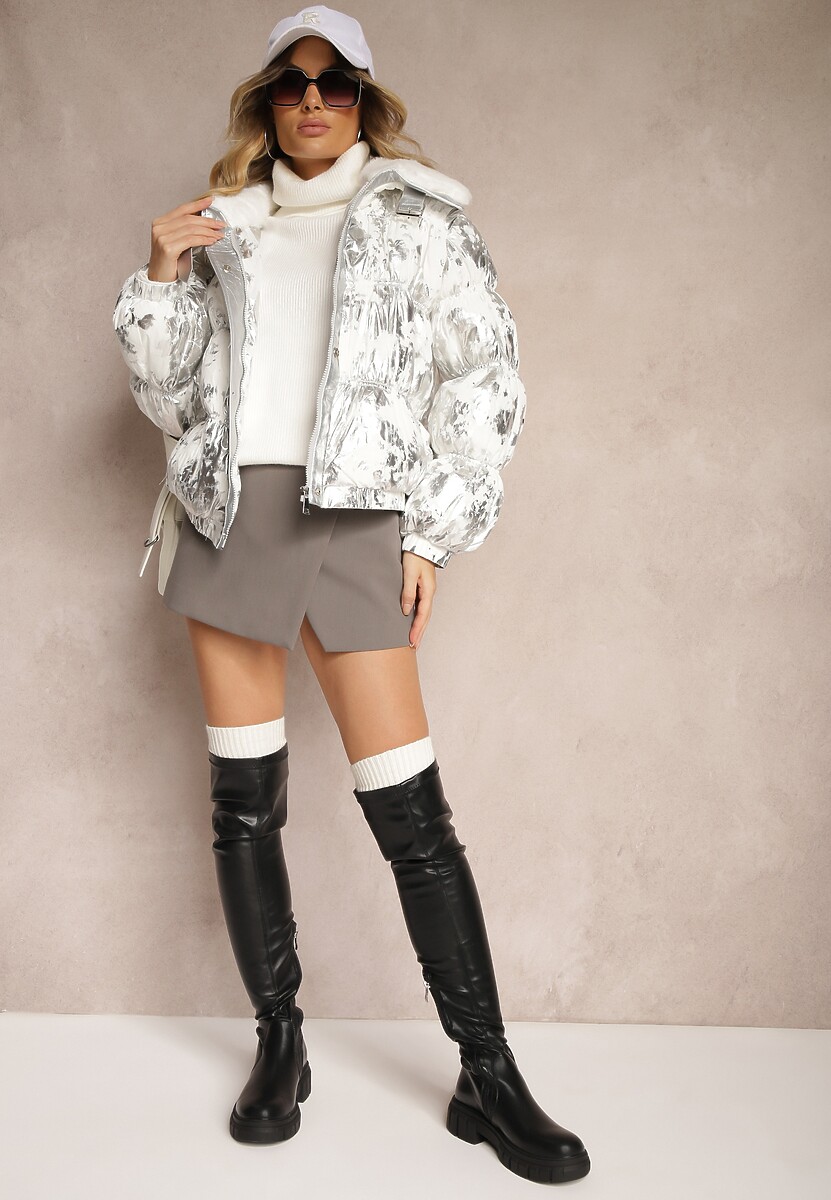 Srebrna Kurtka Pikowana Ozdobiona Futerkiem i Metalicznym Motywem Tatisa